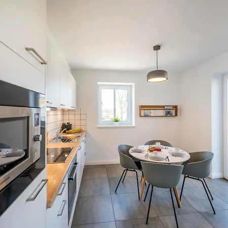 Lindholm 1 Lindholm *