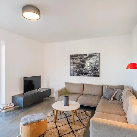 Lindholm 1 Lindholm *