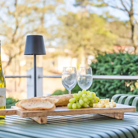 Lindholm 1 Lindholm *