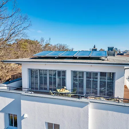 Lindholm 1 Lindholm *